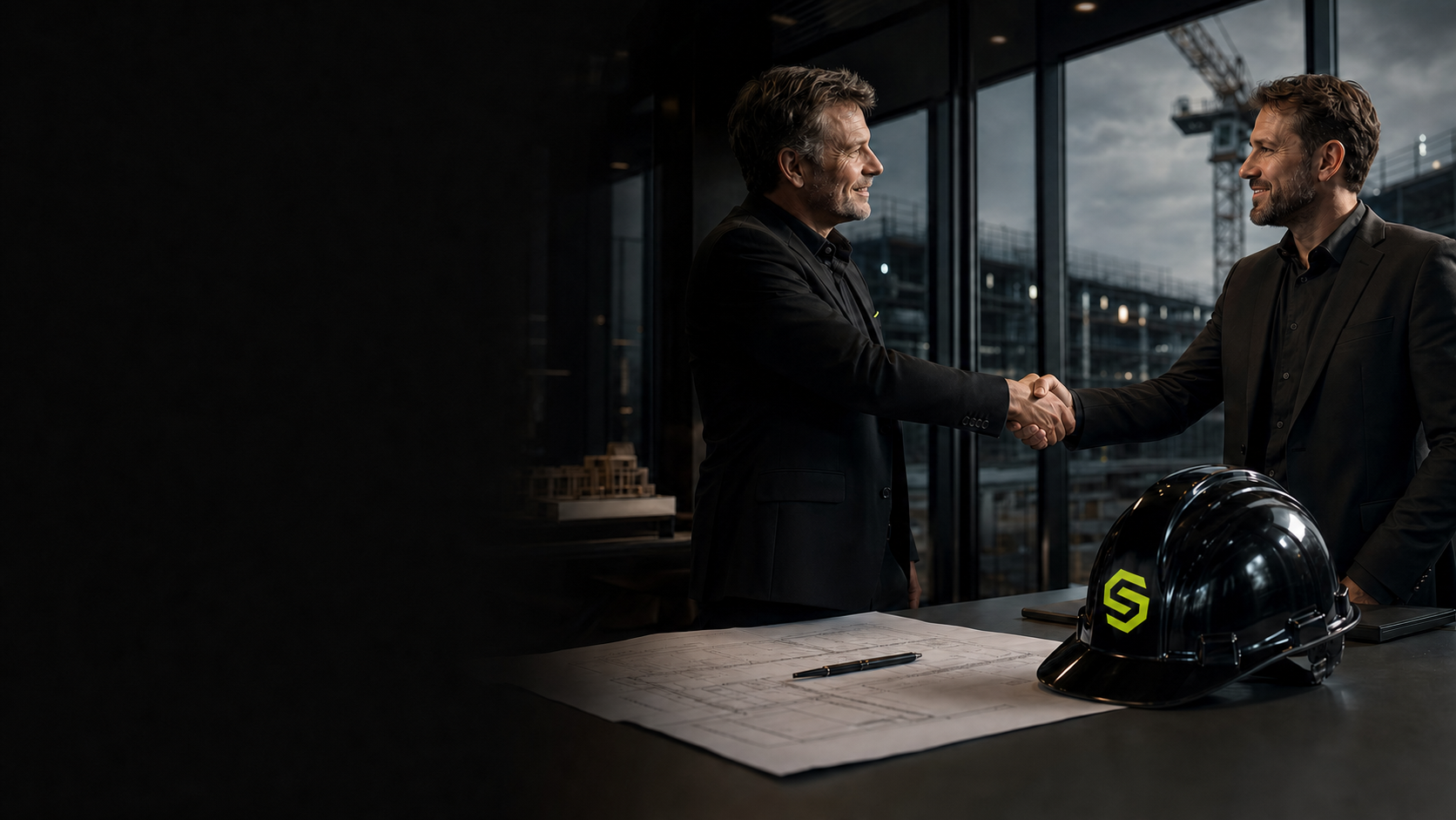 Zwei Geschäftspartner bei einem Bauprojekt mit einem Schwarzstone Schutzhelm